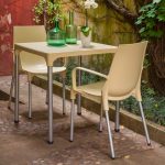 Silla Línea Lola con Apoyabrazos para Cocina Comedor Galería y Quincho - Imagen 2